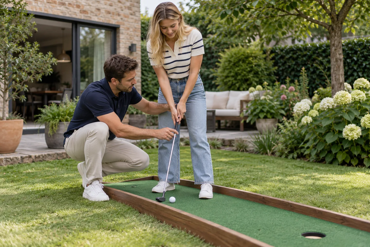 Begeleider demonstreert een korte minigolfputter