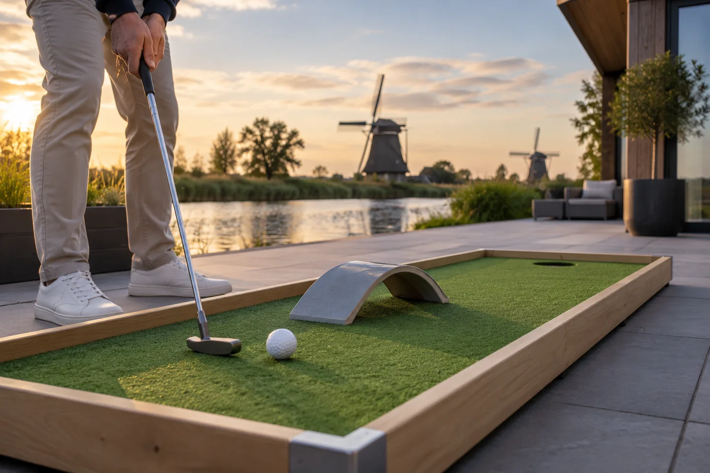 Speler bij een korte minigolfbaan
